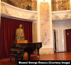 Unul dintre pianele lui George Enescu, expusă pe vremea când Palatul Cantacuzino nu intrase în renovare.