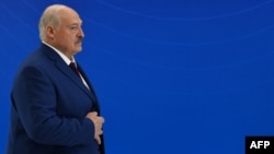 Аляксандар Лукашэнка перад пасяджэньнем Савета кіраўнікоў дзяржаў АДКБ у прэзыдэнцкай рэзыдэнцыі «Ынтымак ордо» (Палац адзінства) у Бішкеку, лістапад, 2025 году 