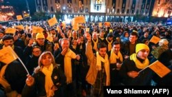 Gürji oppozisiýa tarapdarlary Tbiliside parlament binasynyň daşynda ýöriş geçirýärler. 14-nji noýabr, 2019 ý. 