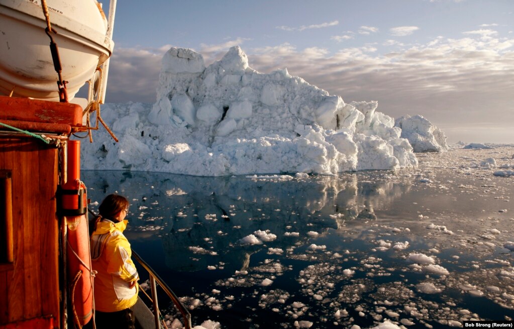 Një turist duke shikuar akujt e detit të Gjirit Disko, Grenlandë, maj 2007.