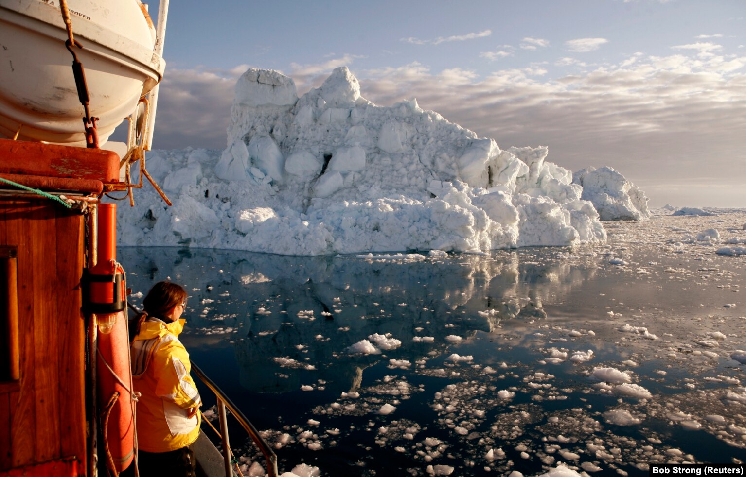 Një turist duke shikuar akujt e detit të Gjirit Disko, Grenlandë, maj 2007.