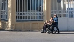 Diňle: Maýyplyk kömegini alýan adamlar pullarynyň 'hiç zada ýetmeýändigini' aýdýarlar