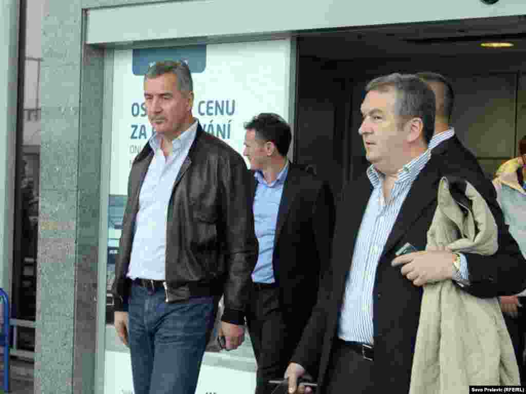Milo Đukanović i Miomir Mugoša na praškom aerodromu, 10.11. 2011. Foto: RSE / Savo Prelević