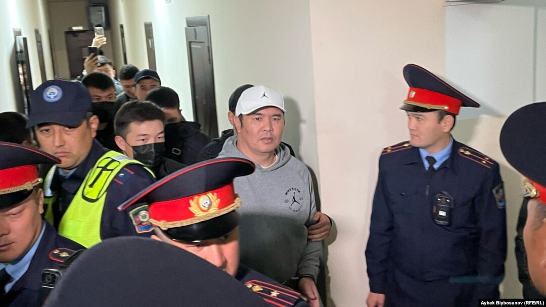 Тилекмат Куреновду соттон алып кетип баратышат. 21-апрель, 2025-жыл. Бишкектин Биринчи май райондук соту 