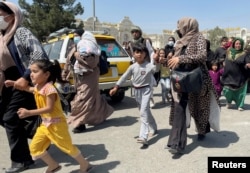 ქალები შვილებთან ერთად ცდილობენ შევიდნენ ჰამიდ კარზაის საერთაშორისო აეროპორტში ქაბულში, ავღანეთში. 16 აგვისტო, 2021.