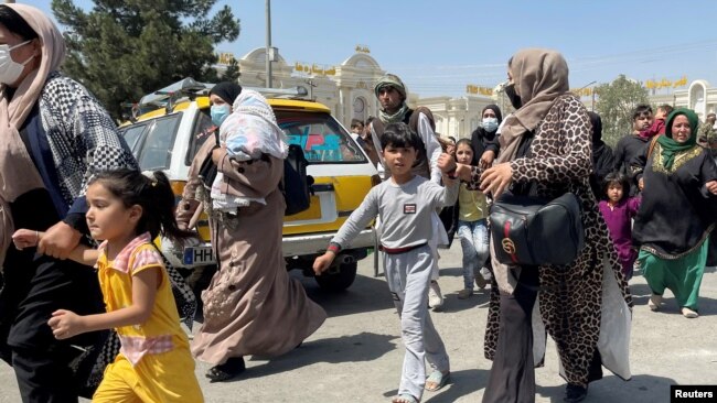 Жени се опитват да влязат заедно с децата си на летището в Кабул, 16 август 2021.