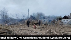 Ljudi na mjestu razrušenog stambenog naselja pogođenog ruskim vojnim raketama, u gradu Pavlohrad, Dnjepropetrovska oblast, Ukrajina, 1. maja 2023. 