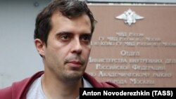 Главный редактор издания The Insider Роман Доброхотов после допроса у здания ОМВД «Академический». Москва, 29 июля 2021 года