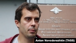 Главный редактор издания The Insider Роман Доброхотов после допроса у здания ОМВД «Академический». Москва, 28 июля 2021 года