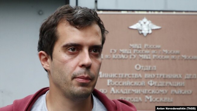 Роман Доброхотов после допроса у здания ОМВД "Академический" в июле 2021