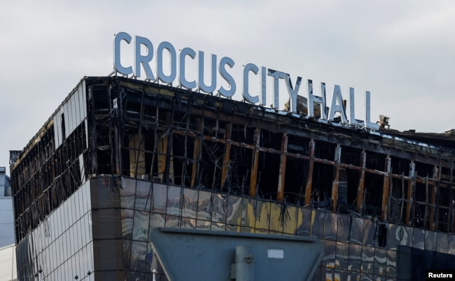 Clădirea incendiată a sălii de spectacole Crocus City Hall în urma atacului terorist din 22 martie de lângă Moscova.
