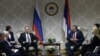 Lavrov i Dodik tokom susreta u Istočnom Sarajevu, na kojem je ruski šef diplomatije dobio na poklon ikonu
