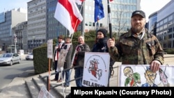 Беларускія актывісты падчас пікету ў Брусэлі 