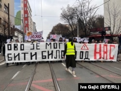 Протестувальники вимагають покарати тих, хто вчиняє напади на студентів, які беруть участь в акціяї. Белград, Сербія.16 січня 2025 року.