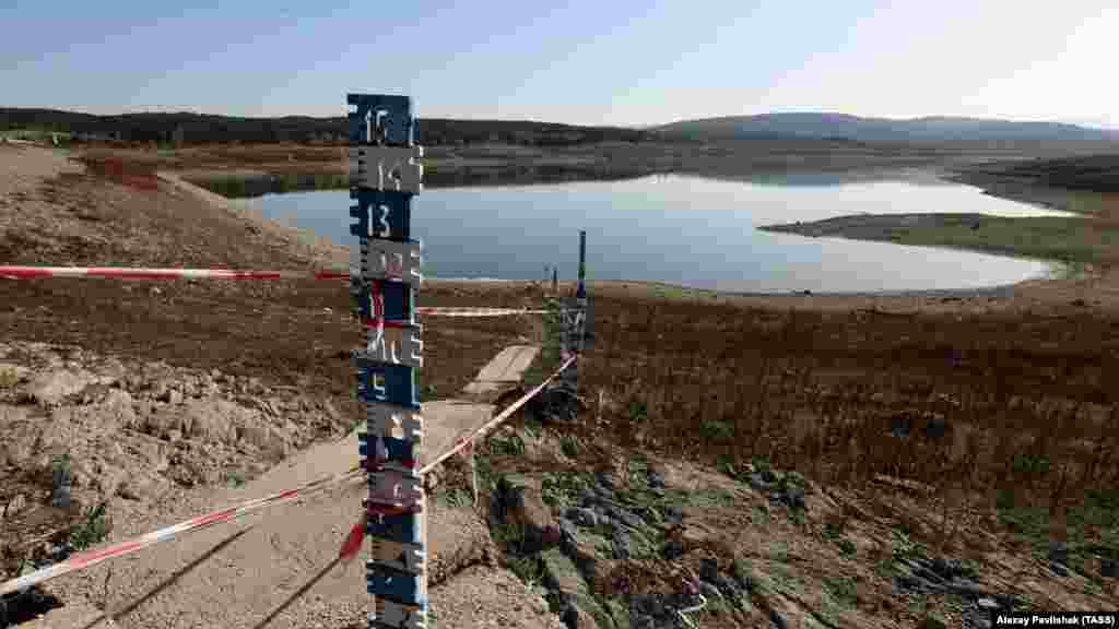 Уровень воды в Симферопольском водохранилище резко упал. Подконтрольная Москве администрация Крыма заявляет, что 2020 год был самым засушливым за 150 лет.