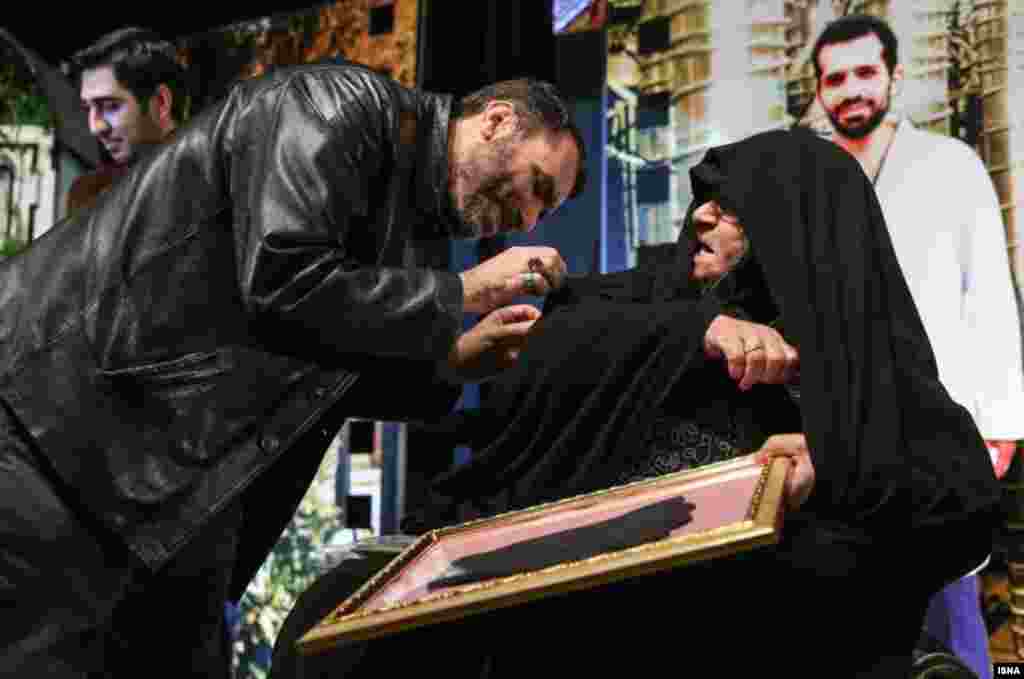 اخم ننه عصمت به ده&zwnj;نمکی؛ در افتتاحیه جشنواره عمار، وقتی مسعود ده&zwnj;نمکی قصد داشت لوحش را از عصمت فلکیان(معروف به ننه عصمت)&zwnj; دریافت کند و بر چادر او بوسه بزند، با واکنش تند &laquo;ننه عصمت&raquo; مواجه شد.