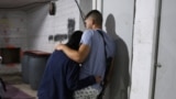 Oameni se adăpostesc într-un refugiu public din Tel Aviv, în urma unui atac cu rachete lansat de Iran asupra Israelului, 17 iunie 2025.