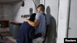 Oameni se adăpostesc într-un refugiu public din Tel Aviv, în urma unui atac cu rachete lansat de Iran asupra Israelului, 17 iunie 2025.