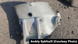 O componentă fabricată în China a fost descoperită în resturile unei drone ruso-iraniene „Shahed-136” pe 4 iulie 2025. (Sursa: ministrul ucrainean de Externe, Andrii Sîbiga)