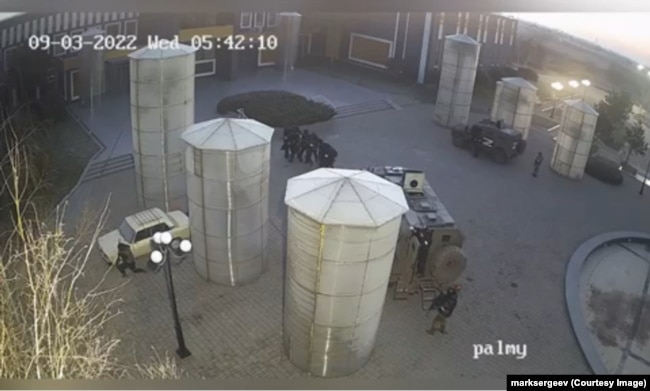 Територія біля церкви у Мелітополі. Скриншот з камери відеонагляду