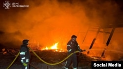 Рятувальники гасять пожежу на Харківщині після російського обстрілу, архівне фото