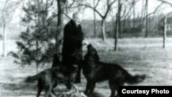 Толстая со своими собаками Снобом и Вистой