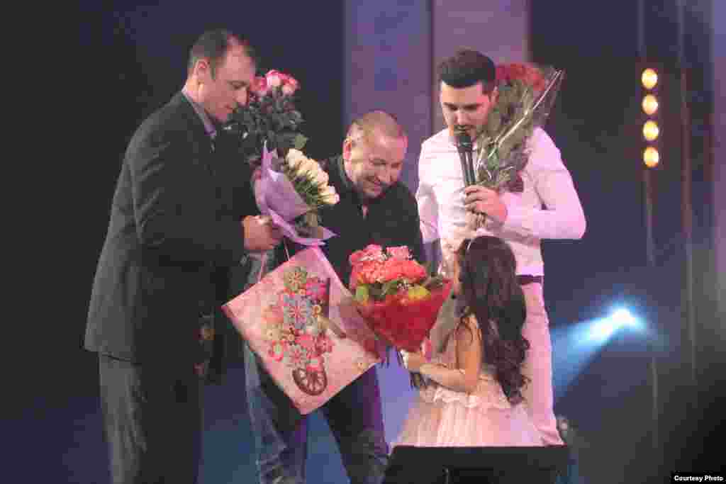 Әдиләне чәчәкләргә һәм бүләкләргә күмделәр