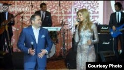 Rashid Holiqov nafaqat Gulnora Karimova tadbirlarining faol ishtirokchisi, balki u bilan duet ham aytgan. 
