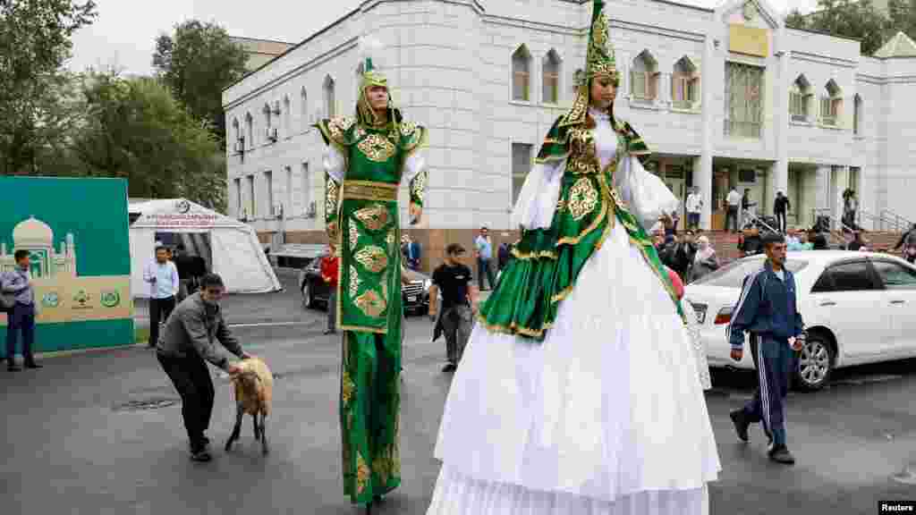 Әртістердің жанында қой ұстап тұрған азамат. Алматы, 21 тамыз 2018 жыл&nbsp;