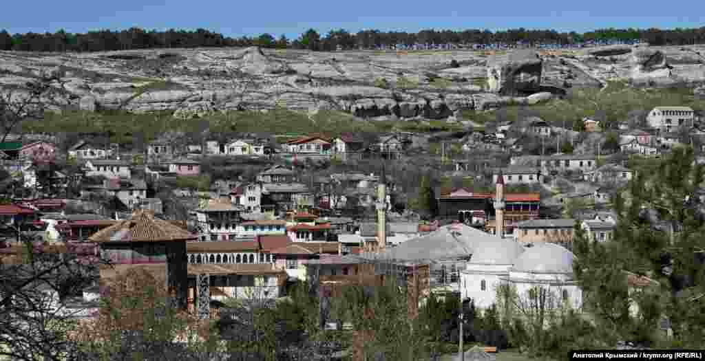 Bolşevik soqağından açılğan Han sarayınıñ manzarası