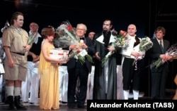 Питер Устинов (в центре) с артистами Большого театра по окончании оперы "Любовь к трем апельсинам", 1997 год