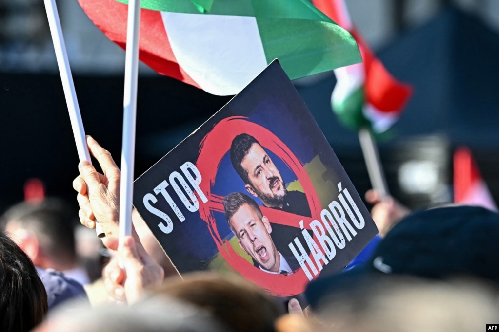 Портрети Петера Мадяра та Володимира Зеленського на мітингу прихильників Віктора Орбана в Будапешті. Напис угорською: «Стоп війні». Партія Орбана «Фідес» лякала виборців, що перемога опозиції означатиме «втягування Угорщини в російсько-українську війну»