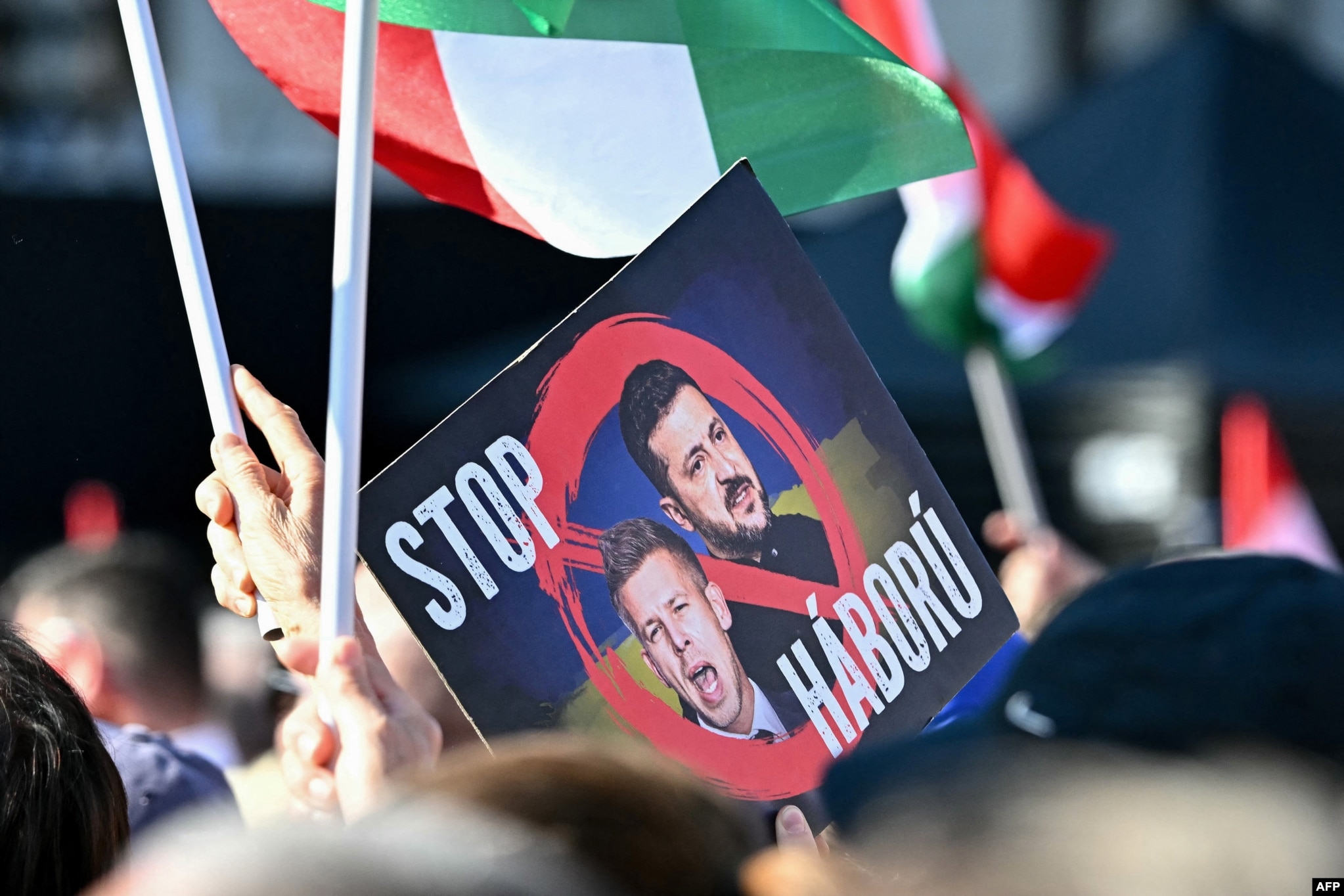 Портрети Петера Мадяра та Володимира Зеленського на мітингу прихильників Віктора Орбана в Будапешті. Напис угорською: «Стоп війні». Партія Орбана «Фідес» лякала виборців, що перемога опозиції означатиме «втягування Угорщини в російсько-українську війну»
