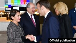Президент Армении Армен Саркисян с супругой Нунэ Саркисян (слева) и беседуют с президентом Франции Эмманюэлем Макроном и его супругой Бриджит Макрон, Ереван, 11 октября 2018 г.