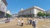 Площадите "Независимост" и "Александър Батенберг" в центъра на София останаха полупразни още преди обяд в сряда въпреки заканата на "Възраждане" за целодневна блокада на Народното събрание срещу въвеждането на еврото, 4 юни 2025 г.