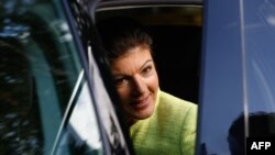 Sahra Wagenknecht, pe care unii o caracterizează „populistă de stânga conservatoare”, urcă în mașina sa după conferința de presă la care și-a anunțat planul de a-și forma un nou partid. Berlin, 23 octombrie 2023 (Foto: AFP)