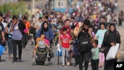 Civilii palestinieni se evacuează în sudul Fâșiei Gaza, printr-un coridor de securitate, miercuri, 8 noiembrie 2023.