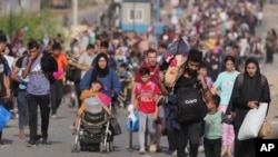 Palesztinok menekülnek délre a Gázai övezet középső részén, a Szalah al-Din úton 2023. november 8-án