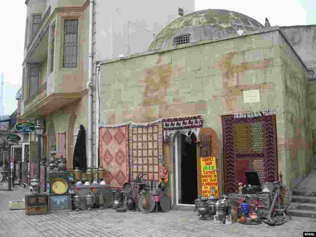 1646–cı ildə «Məktəb-Məscid» kimi tanınan bu bina indi əntiq əşyalar satılan mağazadır