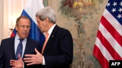 John Kerry (djathtas) dhe Sergey Lavrov (majtas)