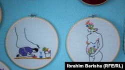 Dy nga shumë punimet, të ekspozuara në muret e Qendrës për Mirëqenien e Gruas, të punuara nga gratë që i kanë mbijetuar dhunës në familje.