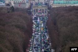 Traktori i kamioni stoje ispred berlinske Brandenburške kapije tokom protesta poljoprivrednika i vozača kamiona, 15. januara 2024. u Berlinu.