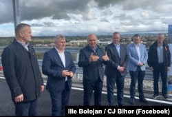 Ilie Bolojan (al treilea din stânga), la inaugurarea centurii Beiuș, flancat de președintele PNL, Nicolae Ciucă (în dreapta sa) și de fostul ministru al Afacerilor Interne și al Transporturilor, Lucian Bode. Al doilea din dreapta este directorul CNAIR, Cristian Pistol.