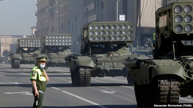 Ракетната система ТОС-1, наричана още "Буратино", показана в Москва по време на военния парад през 2020 г.