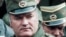 Bosniýaly serbleriň uruş döwründäki serkerdesi Ratko Mladiç (1993-nji ýyldaky suratda) 1992–1995-nji ýyllardaky Bosniýa urşunda amala aşyrylan genosidde we adamzada garşy jenaýatlarda halkara kazyýeti tarapyndan günäli tapylypdy. Mladiç 84 ýaşynda aradan çykdy.