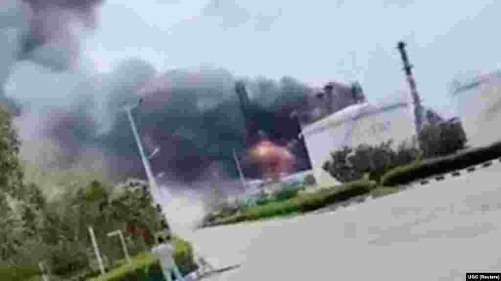 Nekoliko sati nakon objave prekida vatre, Iran je saopštio da je jedna od njegovih rafinerija nafte bila meta napada na ostrvu Lavan, u provinciji Hormozgan. Na snimcima koji su se pojavili na društvenim mrežama vidi se dim i plamen u tom postrojenju.