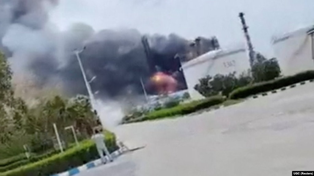 Disa orë pas njoftimit për armëpushimin, Irani pretendoi se një nga rafineritë e tij të naftës u shënjestrua në ishullin Lavan. Video të publikuara në rrjetet sociale treguan tym dhe flakë duke dalë nga rafineria.