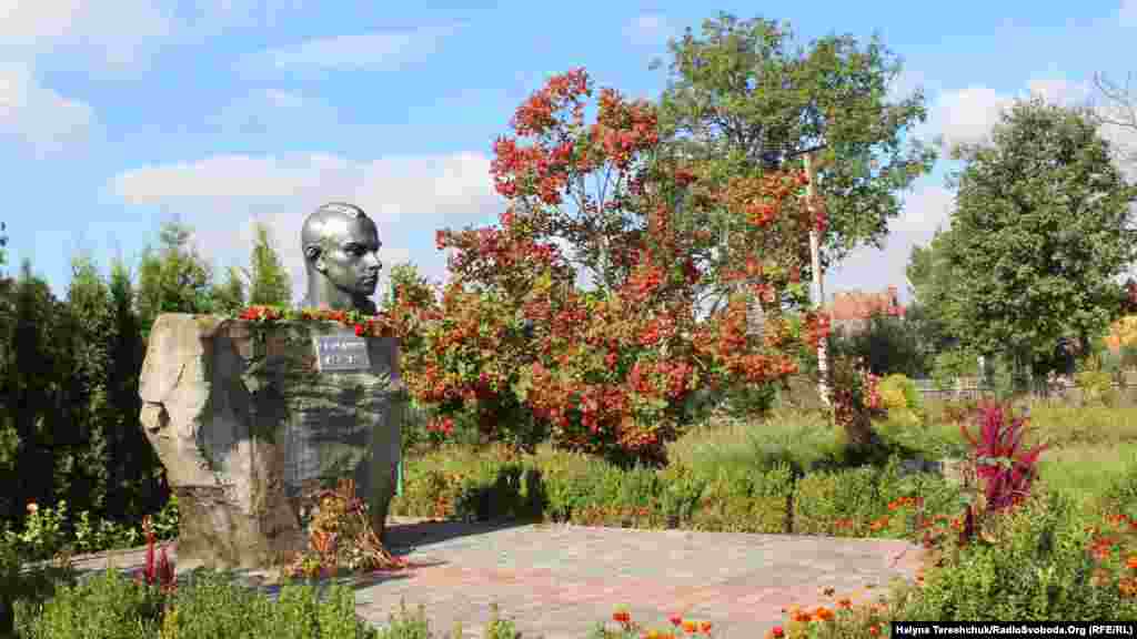 Пам’ятник Бандері у музеї-садибі