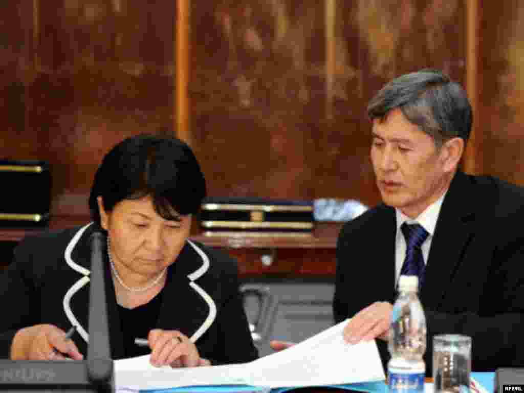 Коалиция ыдырады - 3-декабрда парламент отурумунун башталганда коалиция түзүү милдетин алган Социал-демократтар фракциясынын лидери Алмазбек Атамбаев сүйлөп, спикерликке сунушталган талапкер көпчүлүк добушка ээ болбой калгандан кийин коалиция ыдыраганын билдирди.