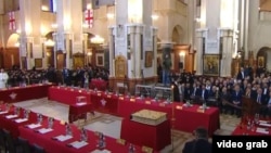 ცენტში დგას გამჭვირვალე ყუთი.
